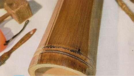 Evite passar lima nas beiradas, pois o bambu lasca muito facilmente.