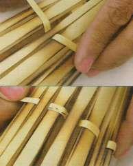 Comece a enrolar a tira ao redor do bambu, escondendo o