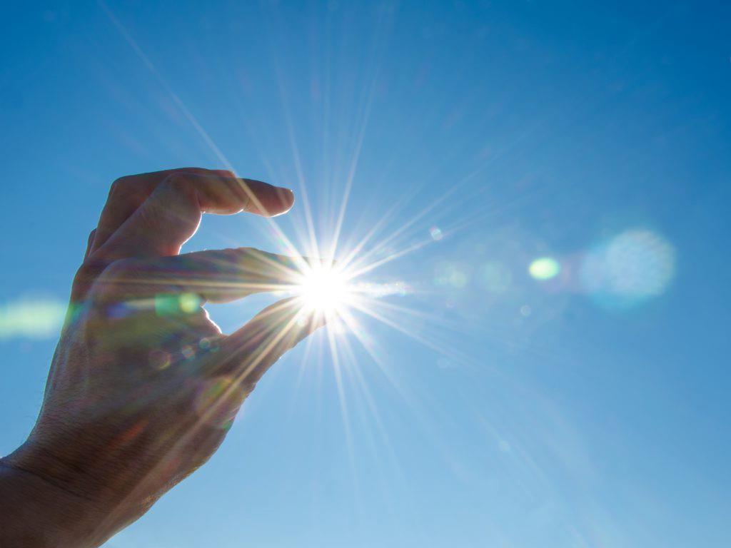 DISCO SOLAR APARENTE Devido a grande distancia Terra-Sol A radiação solar atinge o planeta como um feixe colimado e praticamente paralelo.