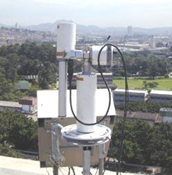 Os radiômetros utilizados pela AERONET São do modelo CIMEL Eletronic 318A, cujas medidas permitem o monitoramento em tempo quase real de parâmetros como a espessura óptica dos aerossóis (AOD), e