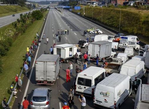 Crise revela dependência de transporte rodoviário que é mais barato e dá voto Brasil é o país que tem a maior concentração rodoviária de transporte de cargas