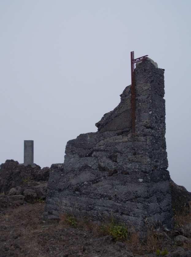 Os restos dos dois pilares de betão colocados por McInnes na