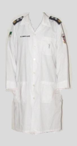 XL. Jaleco branco: de feitio idêntico à camisa social, em tecido 67% poliéster e 33% algodão, na cor branca, de comprimento até a altura dos joelhos, com mangas compridas e duas aberturas nas