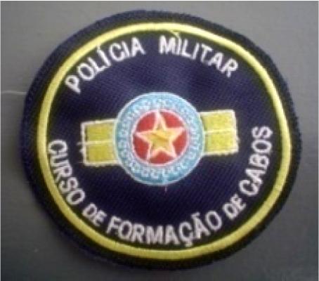 descrição em letra maiúscula CURSO DE FORMAÇÃO DE SARGENTOS. Usado pelo Policial Militar no período de curso a graduação de sargento, independente do seu quadro. V.