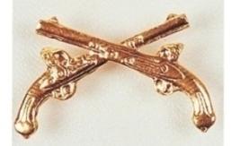 c. DESCRIÇÃO HERÁLDICA: O brasão das armas da PMRN é representado por um escudo português cortado em chefe, filetrado em sable (preto), com cinco torrões e quatro anéis em goles (vermelho), de base