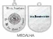 Passador: peça retangular de metal, integrante de algumas medalhas, por onde atravessa afita da condecoração, destinada, geralmente, a representar honrarias