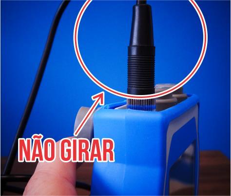 rosquear/desrosquear o cabo e/ou a proteção emborrachada do conector.