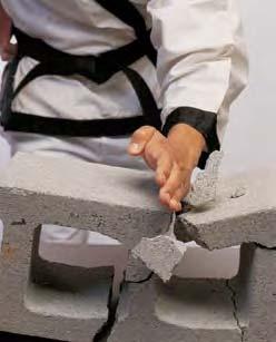Questão 2: Os praticantes de artes marciais sabem que um golpe de caratê pode quebrar um bloco de concreto. Imagine que sua mão tenha massa e que você consiga golpear o bloco a uma velocidade de.