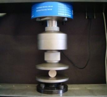 material na produção de cada amostra. A pressão utilizada no processo de compactação do material foi de 1500 kgf.cm -2 e o tempo de aplicação da pressão máxima de 1 minuto. 2.