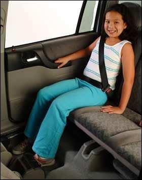 As crianças com idade superior a sete anos e meio e inferior ou igual a dez anos deverão utilizar o cinto de segurança do veículo Figura 4 DELIBERAÇÃO No- 100, DE 2 DE SETEMBRO DE 2010 Altera a