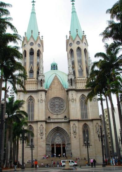 Catedral da Sé, Pátio do Colégio, Estação da Luz e Pinacoteca são algumas das opções que sugerimos, além do Mercado Municipal, localizado