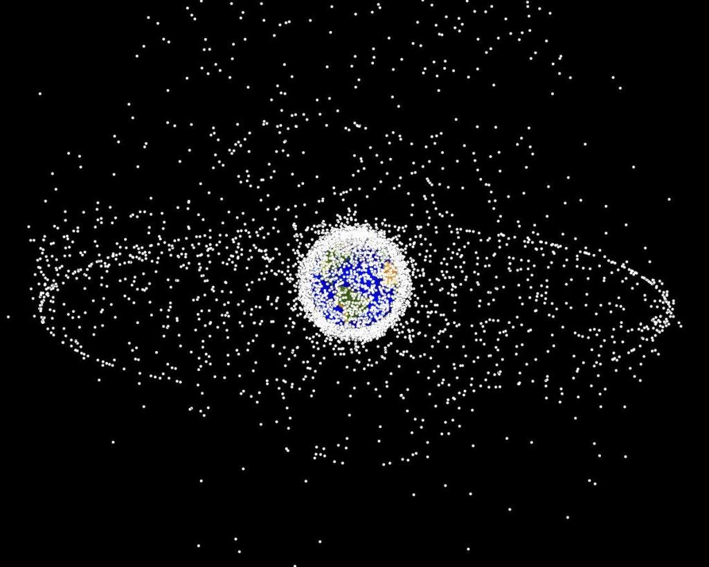 Lixo Espacial Estima-se que há mais de: - 10 milhões de fragmentos menores que do que 1 cm; - 500 mil entre 1 e 10 cm; - e mais de 20 mil acima de 10 cm. Fig.
