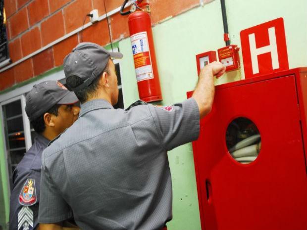 POLÍCIA MILITAR CORPO DE BOMBEIROS Fiscalização da existência de equipamentos de segurança dos edifícios em casos de incêndio (Auto de Vistoria