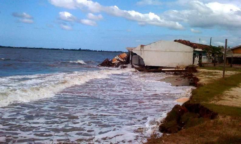 Figura 195. Avanço das ondas sobre a linha de costa causando a destruição de casas próximas à desembocadura da baía de São Francisco, novembro de 2010 (CRUZ, 2010).