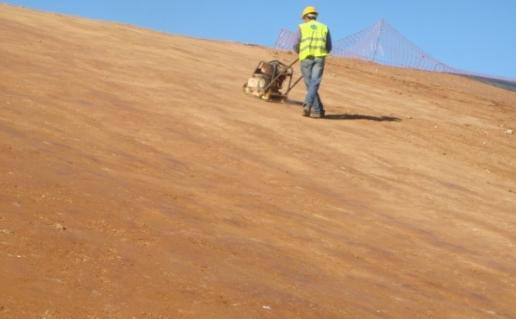Em Portugal, os sistemas de impermeabilização e drenagem de base e taludes de escavação, geralmente, incluem barreiras múltiplas, constituídas por uma geomembrana, uma GCL e uma CCL (do topo para a