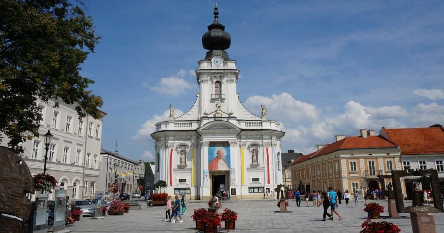 A Praça do Mercado é a maior praça medieval da Europa e sua forma se conserva quase intacta há mais de 700 anos.