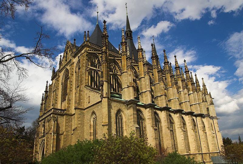 residência dos reis da Boêmia), com a Catedral de São Vito. Continuação pela Ponte Carlos (a mais famosa de todas as pontes da cidade, construída em 1357 e embelezada com estátuas dos séc.