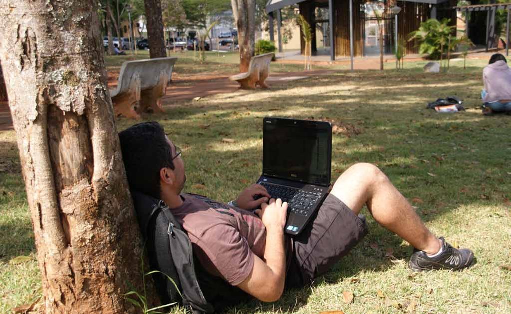 www.ufla.br Bem-vindos à mobilidade Além de Internet gratuita, UFLA faz empréstimo de netbooks Cibele Aguiar Uma universidade centenária à frente de seu tempo.