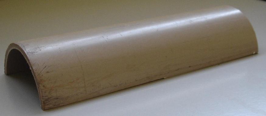 121 Figura 53. Seção de tubo de PVC utilizado na construção da parte central da fuselagem Uma base em madeira cedro foi fabricada para assentamento da seção semicircular do tubo.