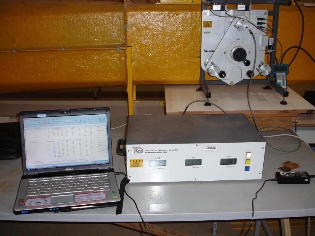 Mostrador digital da balança aerodinâmica Um computador portátil foi utilizado para registrar os