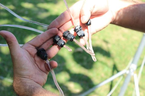 2.9) Em cada ponta de cada fio, introduza um dos 10 prensa cabos de nylon.