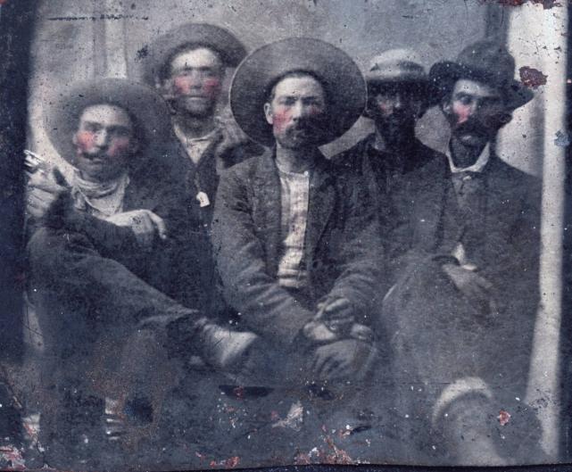 CURIOSIDADES Foi descoberta uma fotografia pelo processo ferrótipo da lenda do oeste mexicano, o fora da lei Billy the Kid.