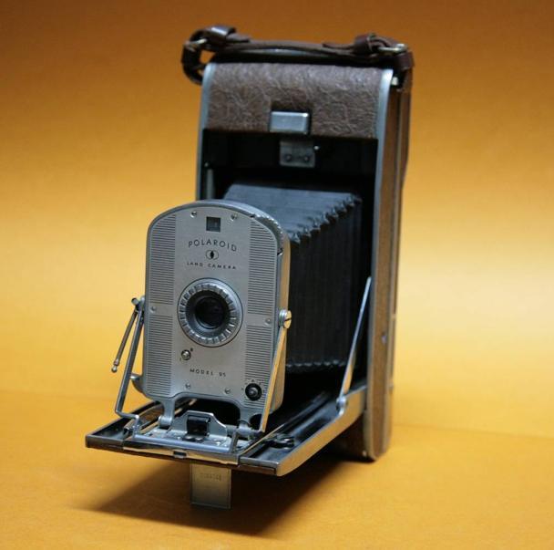 pedras de cristal. Land desenvolveu um material mais útil para polarizar a luz e colocou pequenos cristais em um saquinho de plástico e deu o nome a essa invenção de "Polaroid 95".