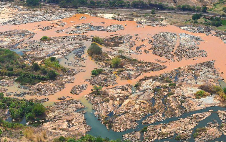 Imagem Científica Imagem aérea mostrando a lama despejada pela barragem de rejeitos de Fundão/Mariana no Rio Doce na cidade Resplendor (Foto: Fred Loureiro/Secom ES).