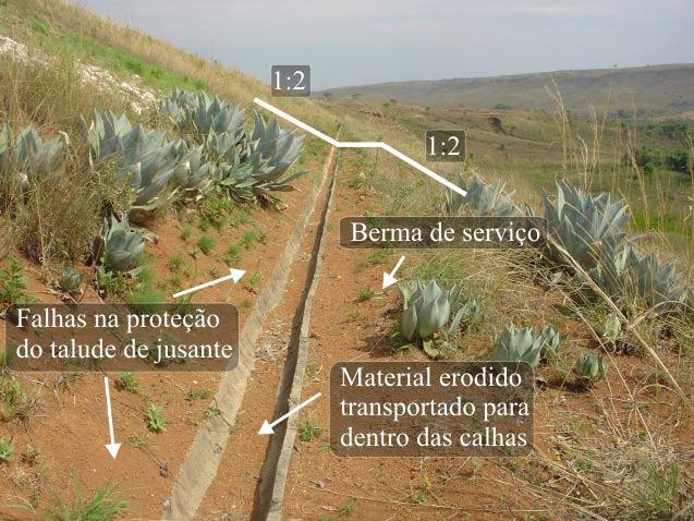 O talude de jusante é composto de três lances com inclinação 1V:2H, intercalados por duas bermas de serviço.