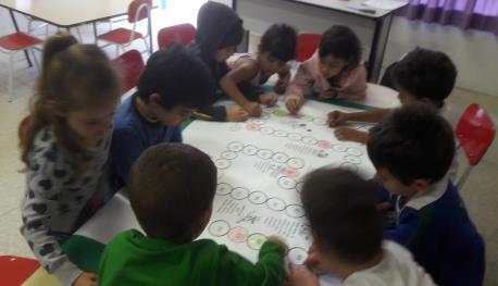 Figura 1 - Crianças pintando o tabuleiro do jogo Figura 2 - Crianças jogando Com o tabuleiro pronto as crianças puderam jogar.