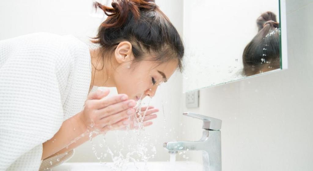 [Imagens: Shutterstock] Beleza: Ter água a correr enquanto se realiza a higiene leva