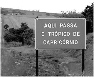 d) retratam períodos diferentes de uma mesma localidade. e) ambos os mapas apresentam o mesmo nível de detalhe. 12.