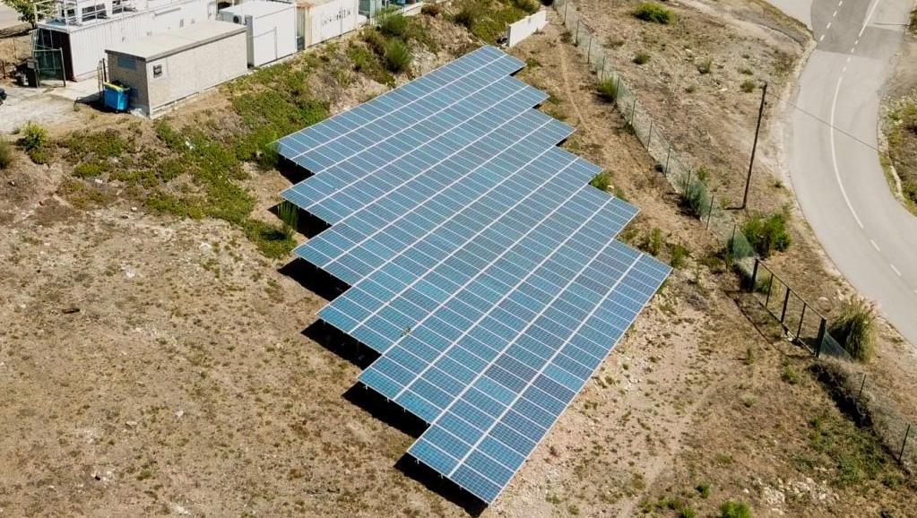 Figura 20 - Central solar-fotovoltaica de Penafiel Cada unidade possui uma potência de 70 kw e foram, até final de 2017, responsáveis pela produção e subsequente injeção na rede pública de cerca de