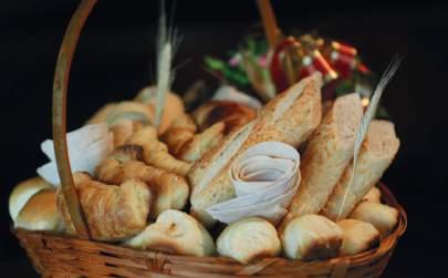 CESTA DE PÃES Sete variedades de pães escolhidos entre: Baguete de gergilim, provolone ou comum, bolachinhas de leite, pão árabe, torradas artesanais, pão de forma integral e brioches.
