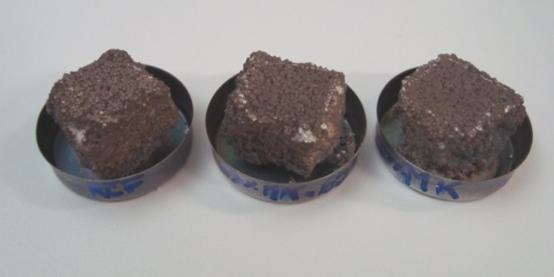 PROCEDIMENTOS DE ENSAIOS REALIZADOS Superfícies polidas as amostras de argamassa são, sob vácuo, impregnadas por uma resina epoxídica, cortadas e polidas com pastas de diamante de 6, 3 e 1 µm; neste