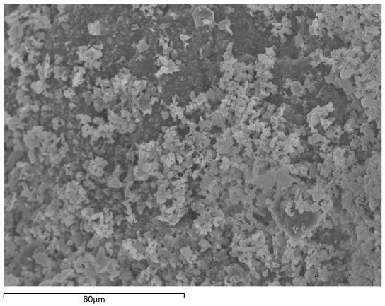 40 - a) Microfotografia ao MEV da superfície de fractura da amostra MK25% CS, com