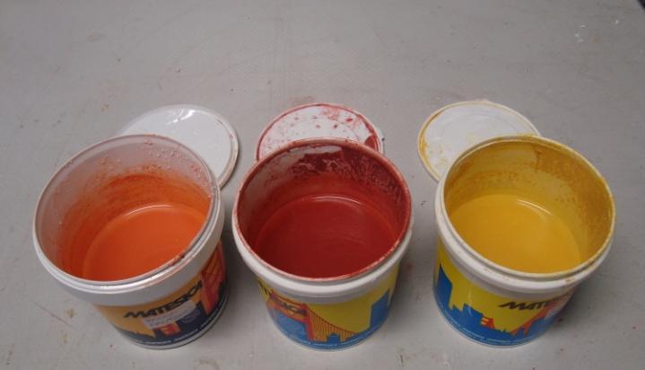 CONSOLIDAÇÃO DE ARGAMASSAS ENDURECIDAS Na Fig. 5.7 pode observar-se o aspecto dos pigmentos estudados em solução aquosa. Rosso Ercolano Vermelho Bayer Ocre Alvalade Fig. 5.7 - Pigmentos estudados em solução aquosa 5.