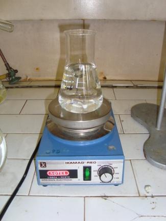 5.11a); Titulação de 25 ml da solução filtrada, utilizando uma bureta com solução de ácido clorídrico (HCl 0,1M), e a fenolftaleína como