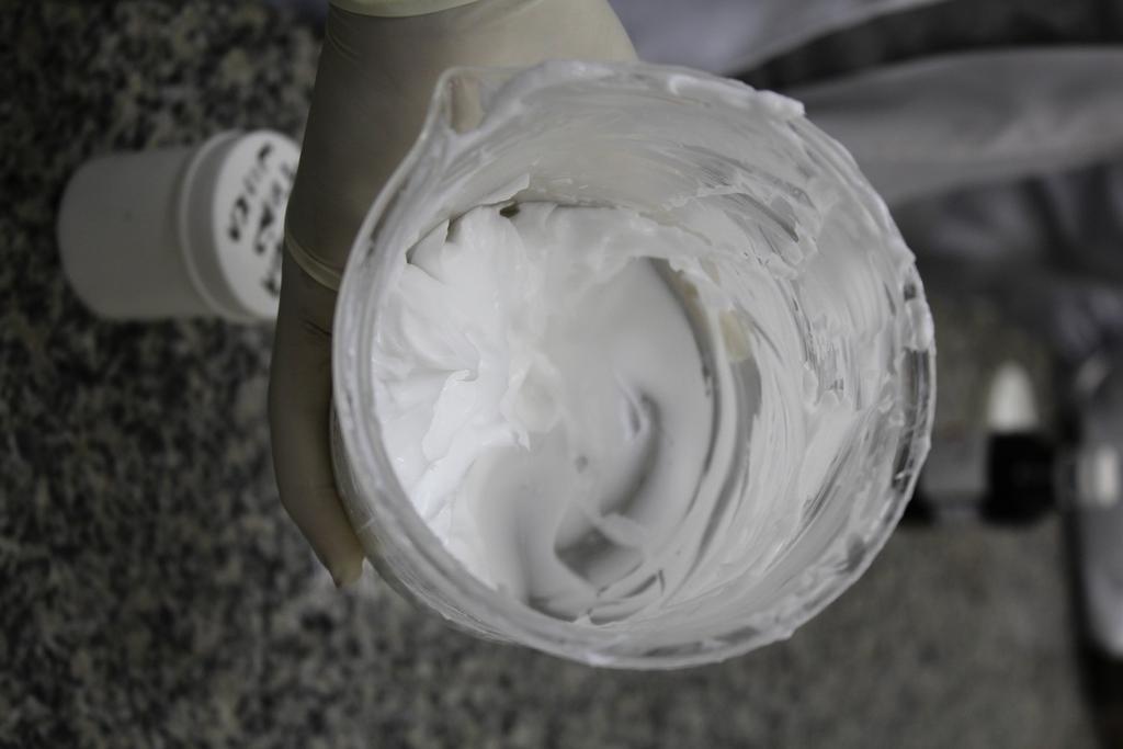 Produto já na consistência de creme SÍNTESE DO IODOFÓRMIO Como não tínhamos o Iodofórmio disponível no laboratório precisamos sintetizá-lo, sendo orientados pelo professor de Química Farmacêutica,