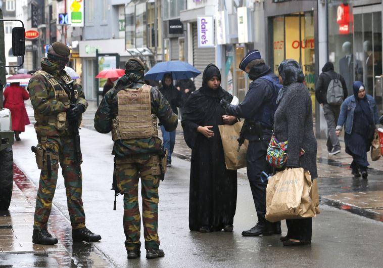 RABINO-CHEFE DE BRUXELAS: NÃO HÁ FUTURO PARA OS JUDEUS NA EUROPA Belgian soldiers and a police officer control the documents of a woman in a shopping street