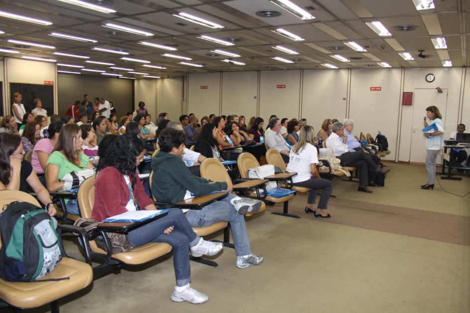 Diógenes Campos, Coordenador Nacional do Programa; Profª Sandra Azevedo, Coordenadora do Pólo de Miracema, assistindo à atividade cultural