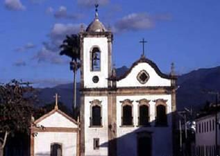 Este conjunto é composto de Igreja, consistório, sacristia, cemitério e o pátio ajardinado é construído de pedra e cal.