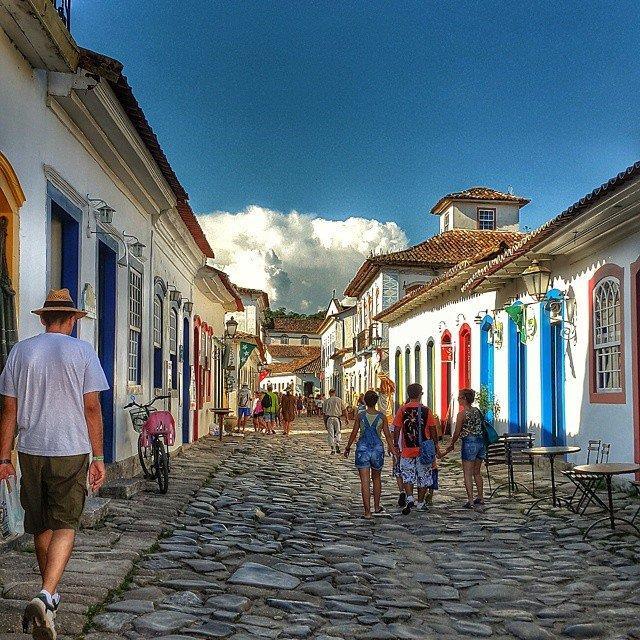 O Centro Histórico de Paraty remonta aos idos de 1820, quando suas ruas já possuíam seu calçamento "pé de moleque". As ruas foram todas traçadas do nascente para o poente e do norte para o sul.