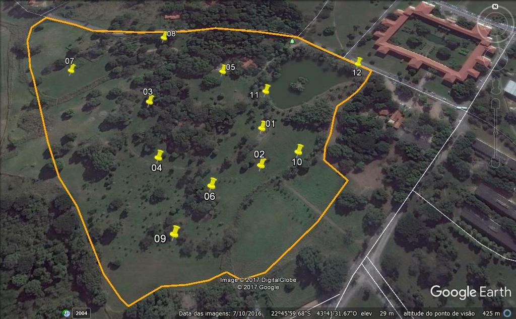 a escolha de 12 pontos de estudo onde foi efetuada a coleta de amostras de acordo com as características geomorfológicas e