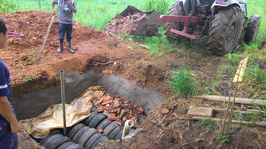 adaptada de Vieira (2010), onde os técnicos do projeto junto com os agricultores desenvolveram as seguintes etapas: 1ª Etapa - Escavação do terreno para construção da bacia, devendo as laterais