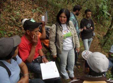 O trabalho é feíto por a propria comunidade, onde eles identificam a partir de suas experiências, o que consideram mais relevantes para a sua comunidade e desenvolvimento (agua,