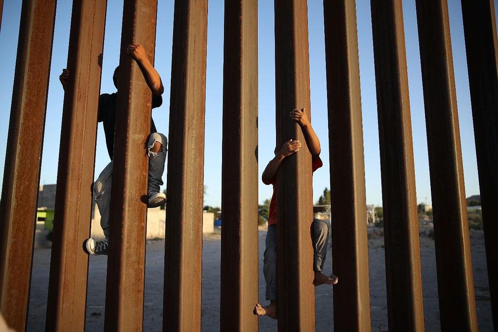 OLÍTICA MIGRATÓRIA DE TRUMP Política de tolerância zero em relação à imigração ilegal: Decreto anti-imigração: em junho de 2017 Trump assinou um decreto que restringia a entrada de imigrantes