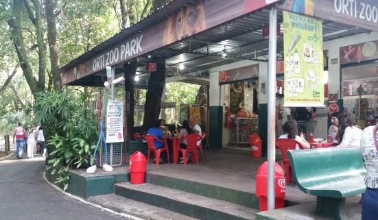 Ainda no percurso interno estabelecido, está disposta a maioria dos equipamentos de uso comum, como cantina, bebedouros e banheiros.