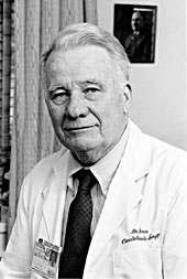 cianogênicas. Yacoub Em1977, Yacoub propôs o preparo do ventrículo esquerdo nas TGA com septo interventricular íntegro.