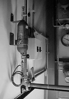 industrial e armazenado em bala de aço inox de 1 L de capacidade, afixada atrás do painel de controle do reator e conectada ao
